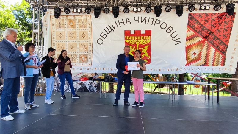 Наградиха победителите в конкурс за рисунка и есе в община Чипровци