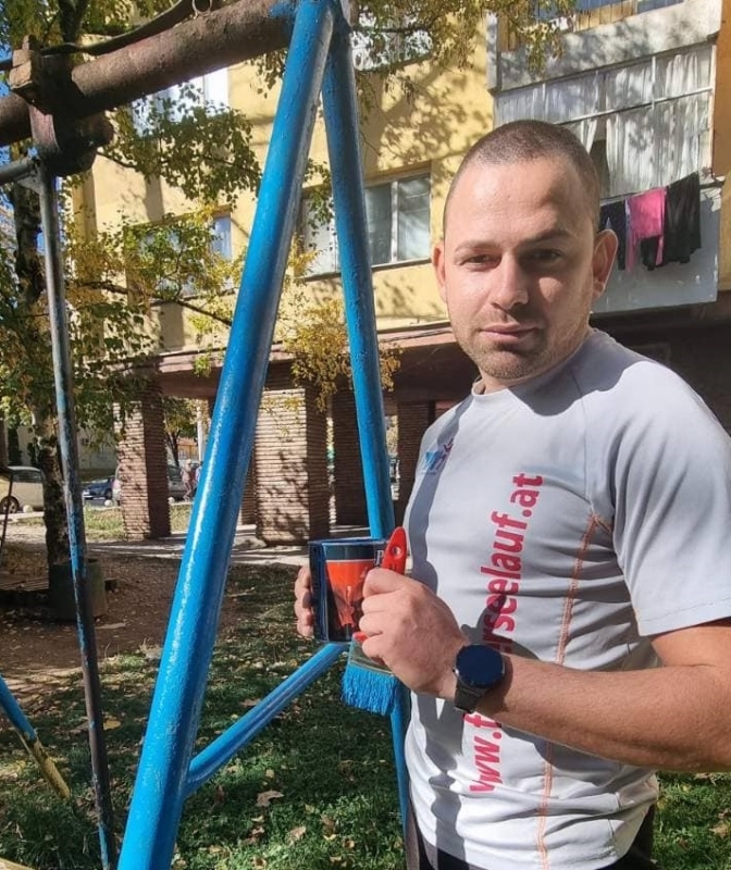 Врачанин обнови със собствени средства стара детска площадка в града