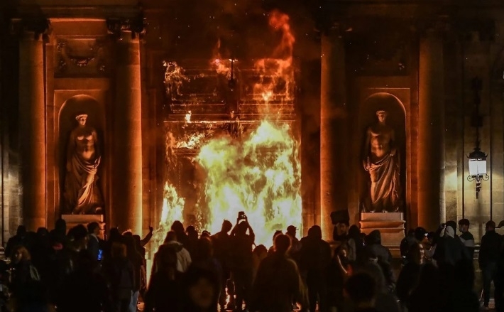 Отново масови протести и сблъсъци с полицията във Франция заради