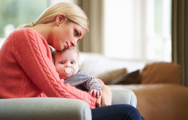 Майки които отглеждат децата си сами в риск от бедност