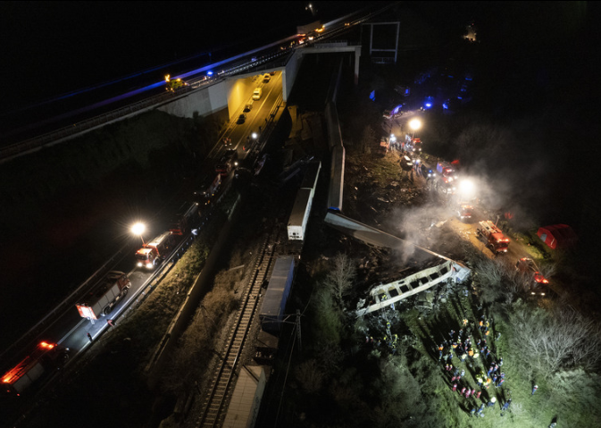 Поне 39 души са загинали, а близо 90 са ранени при влакова