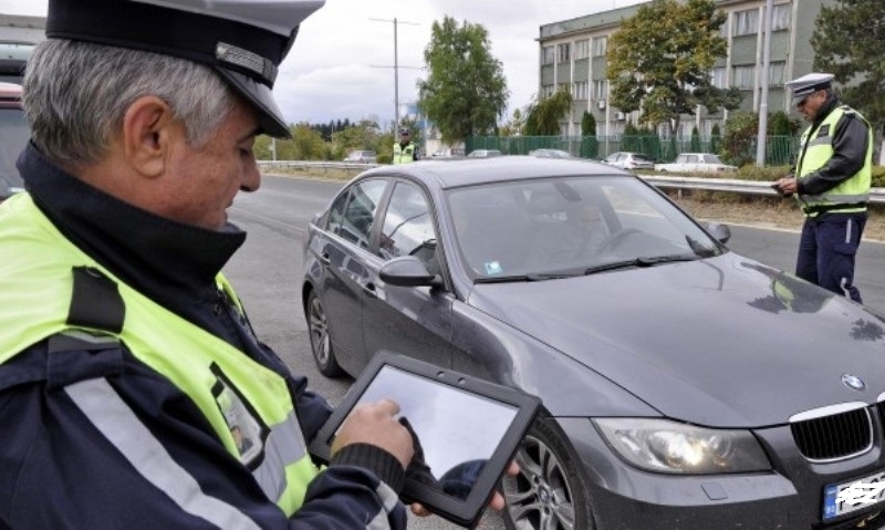 Джигит подкара нередовно БМВ във Врачанско треснаха му 2 акта