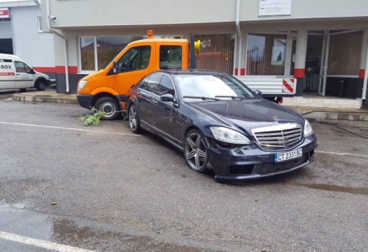 Екшън с летящ луксозен автомобил Мерцедес в Сливен са заснели