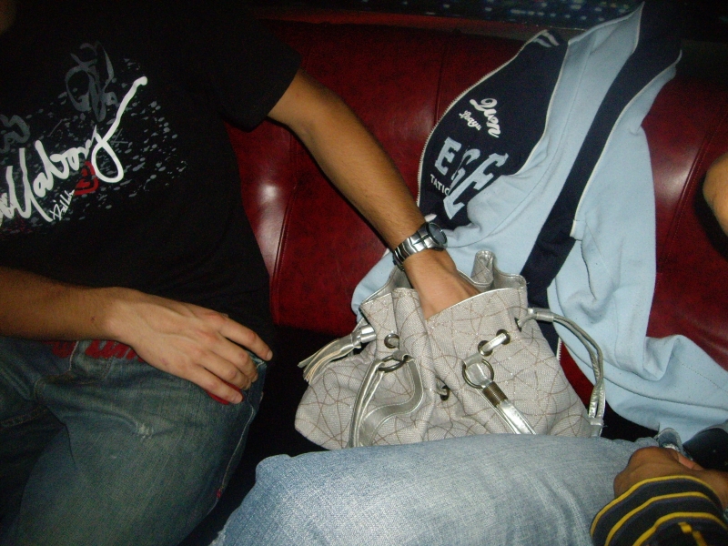 Мъж олекна с 10 бона в бар в Монтана полицията