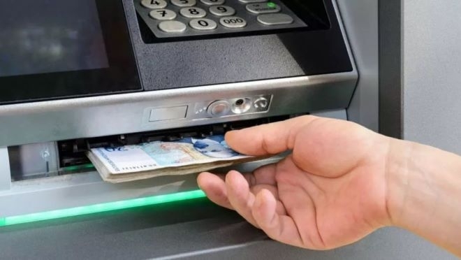 БНБ обяви новите такси за теглене от банкомати и банкови услуги