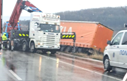 ТИР катастрофира между Враца и Монтана, научи агенция BulNews.
Пътният инцидент