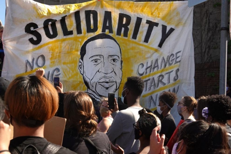 Бившият полицай в Минеаполис обвинен в убийство на афроамериканец Джордж