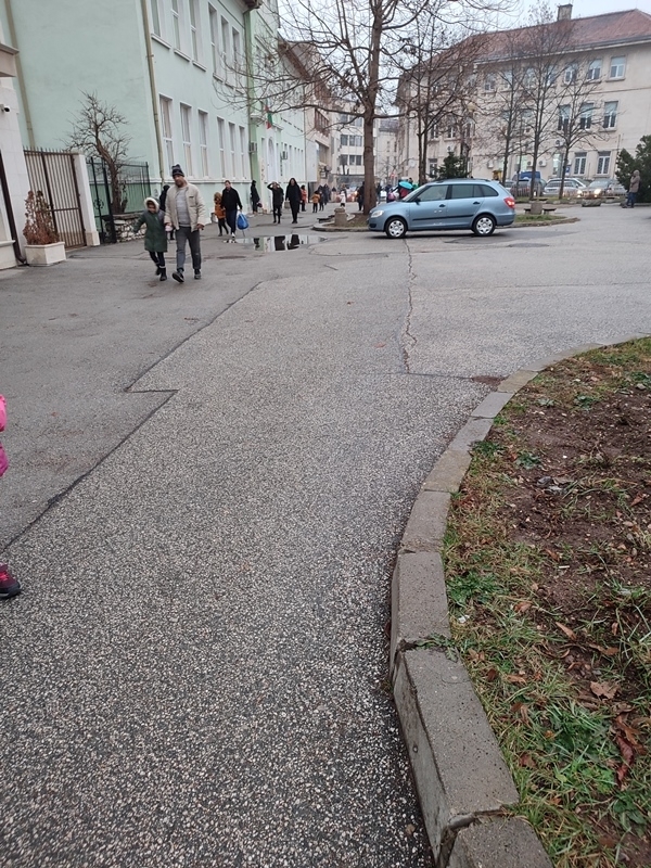 На вниманието на институциите: Шофьори застрашават деца пред училище в ...