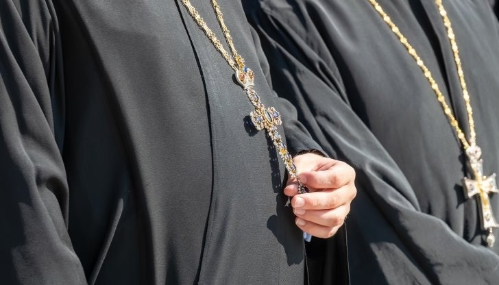 Митрополитът на Закинтос Дионисиос отстрани от длъжност 14 свещеници които