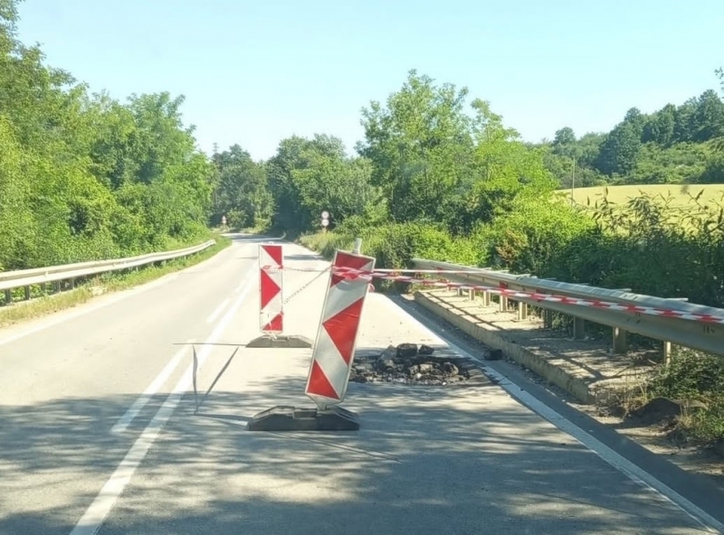 Огромен трап поставя живота на хората в опасност на пътя
