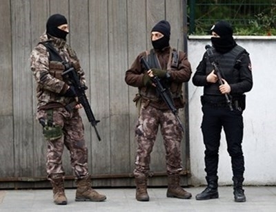 Турската полиция е заловила днес четири чувала с предварително подпечатани