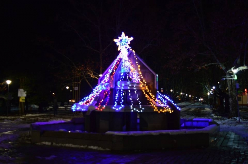 В навечерието на коледните и новогодишните празници официално бяха запалени