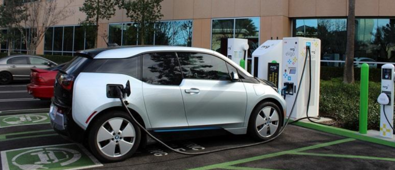Резкият скок в търсенето на електрифицирани коли ще изправи света