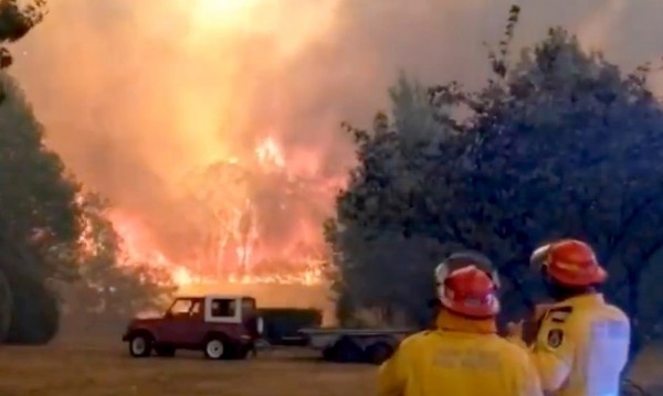 Хиляди жители и туристи получиха нареждане да се евакуират от
