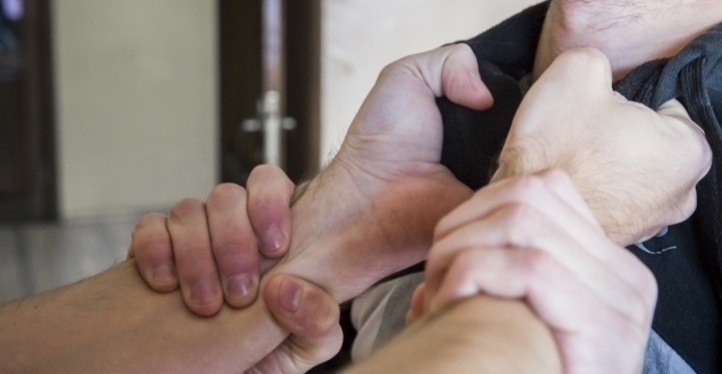 17 годишен младеж е хванал на тясно дядка рецидивист влязъл да