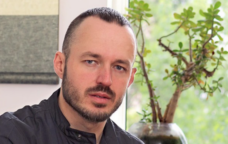 Единственото което се случва е да гледаме същото театро само