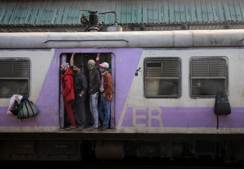 Един пътнически власт е бил подпален а друг е бил