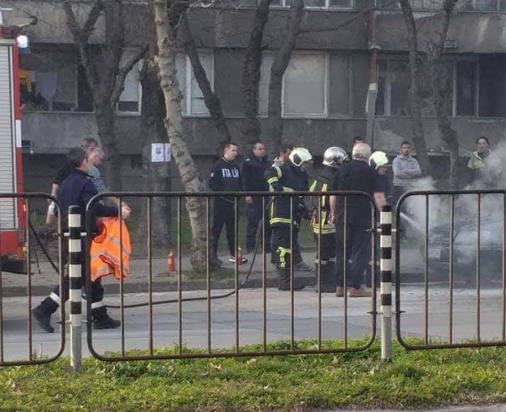 Извънредно! Горящо "Ауди" вдигна на крак огнеборци във Видин /снимки/