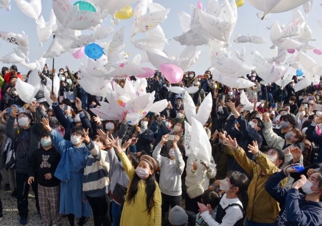 Япония отбелязва днес годишнината от земетресението и вълни цунами които