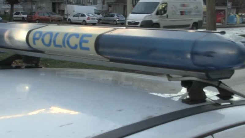 Възрастни мъж и жена са били блъснати от автомобил докато чакали на