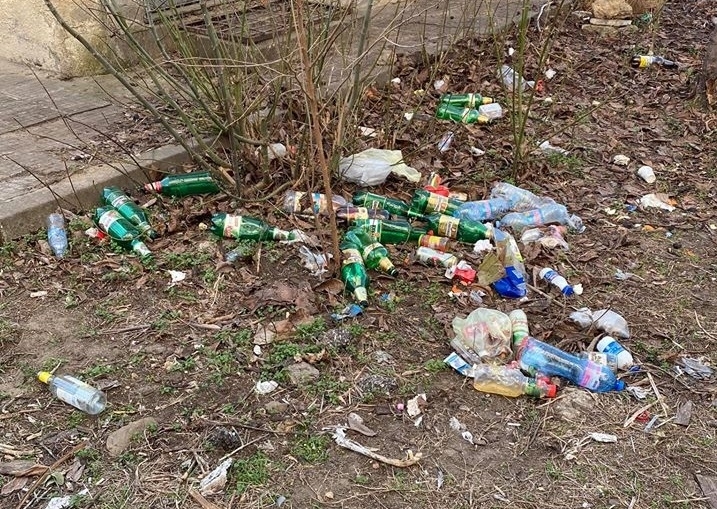 Импровизирано сметище е създадено в задбоково пространство във Видин научи