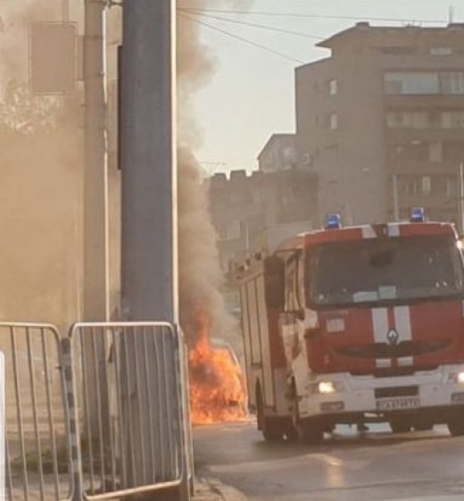 Кола е избухнала в пламъци на бул Ситняково в София