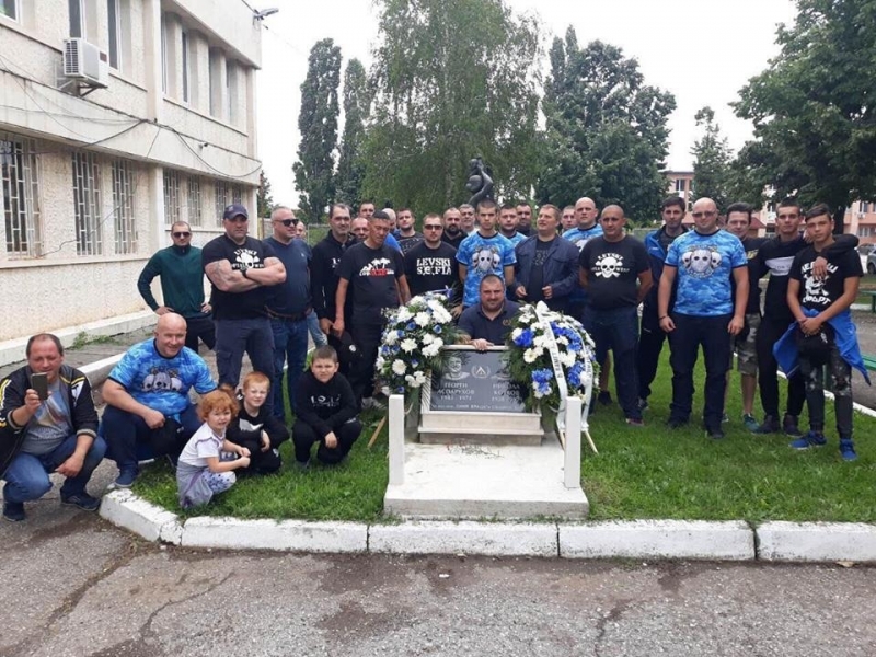 Днес привържениците на Левски почитат своите легенди Георги Аспарухов Гунди и