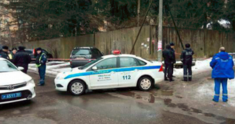 Мъж стреля на месо с пушка срещу работници разяли дървета