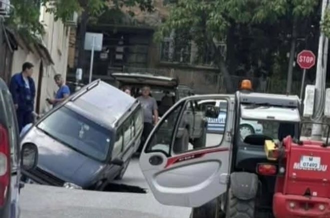 Кола пропадна в трап в Лом посред бял ден научи