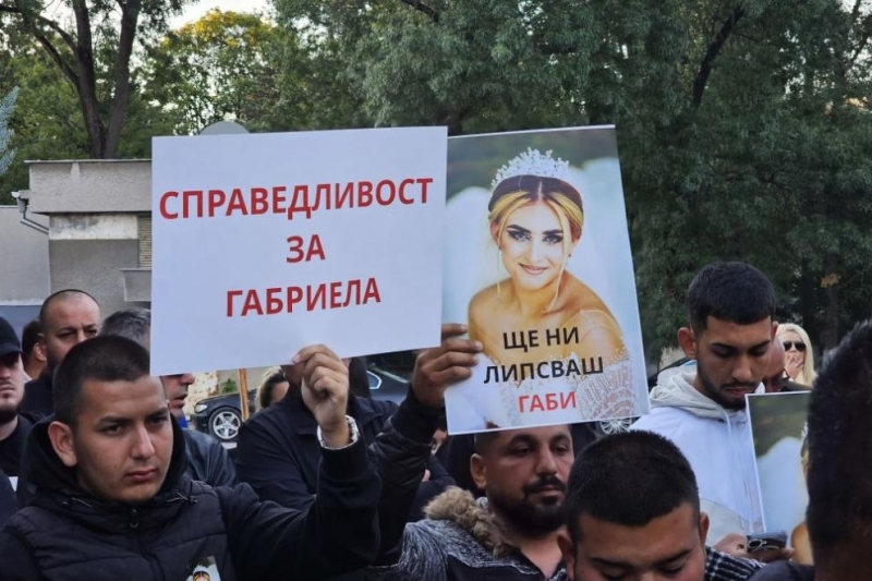 Напрежение в Русе след смъртта на родилка: С викове „убийци“ протестиращи нахлуха в АГ-то на болницата /снимки/