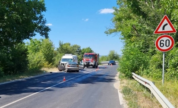 Двама мъже пострадаха при катастрофа във Великотърновско