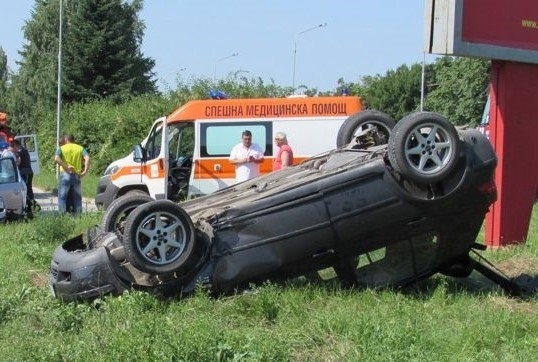 Лек автомобил Мерцедес е катастрофирал край Видин съобщиха от полицията