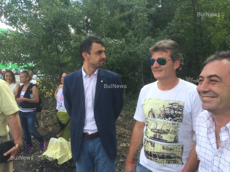 Хайтов на откриването на нов футболен терен