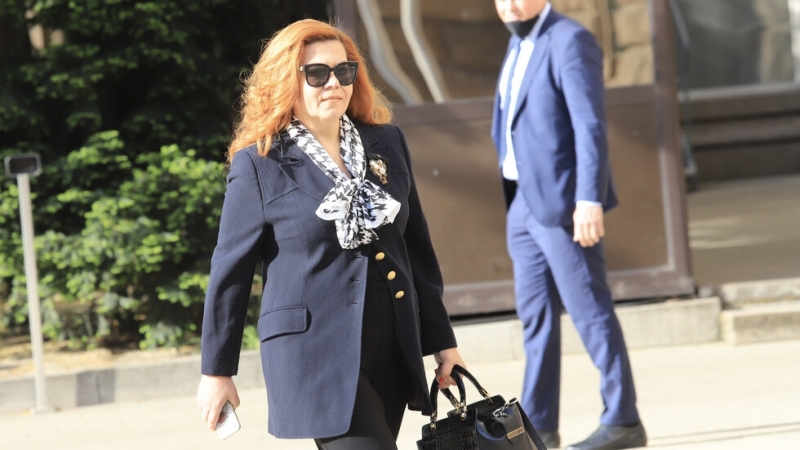 С 4 гласа за и 1 против Соня Момчилова беше