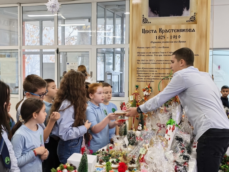 Коледният благотворителен базар организиран от Средно училище Никола Войводов Враца