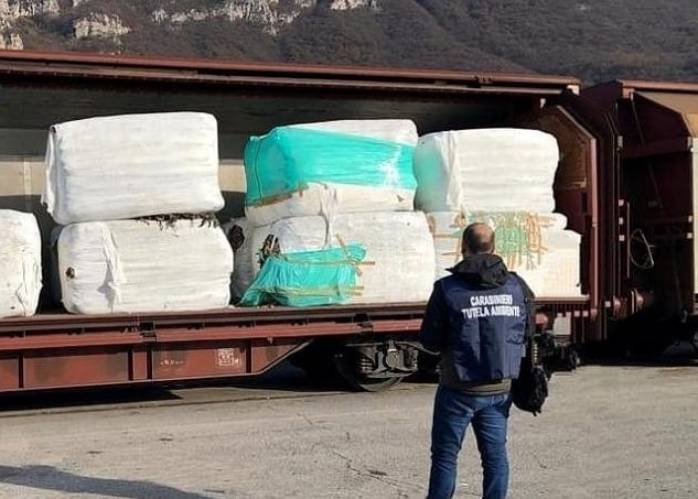Незаконен товар от 815 тона боклуци за България са спрели