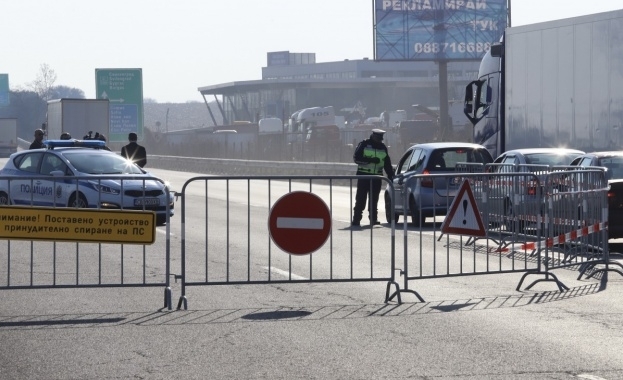 Километрична е опашката от автомобили бусове и камиони на изхода