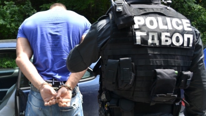 Служители на реда са задържали младеж за притежание на канабис