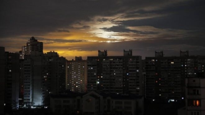 Украйна съобщи в събота че десетки жилищни сгради и над 100 съоръжения