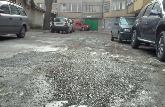 Работещите на улица Генерал Скобелев която се намира близо до