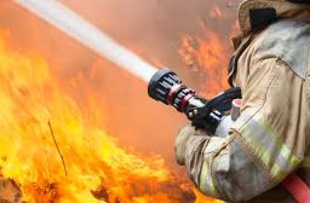 Пламнал пожар остави само спомен от покрив и 30 бали