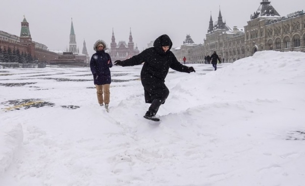 Лютата зима в Москва се оказа изпитание за служителите в