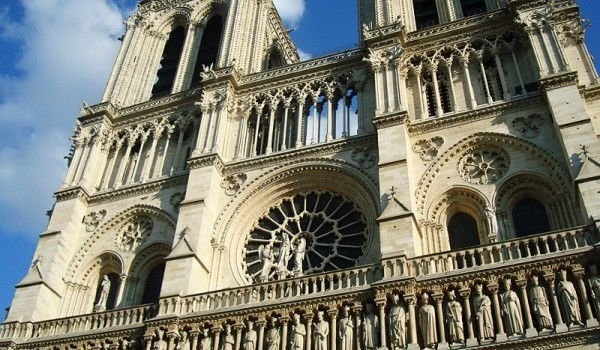 Археолози откриха древен оловен саркофаг под катедралата Нотр Дам Това