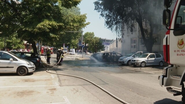 Пожар изпепели три коли във Варна днес по обяд.
Инцидентът стана