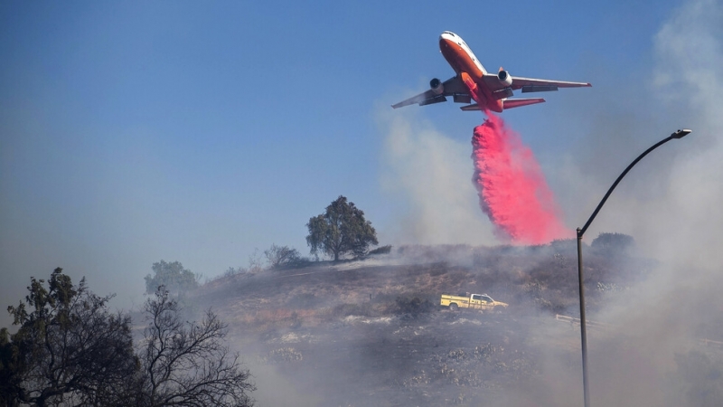 Пожарникарите в Калифорния продължават да се борят с огнената стихия