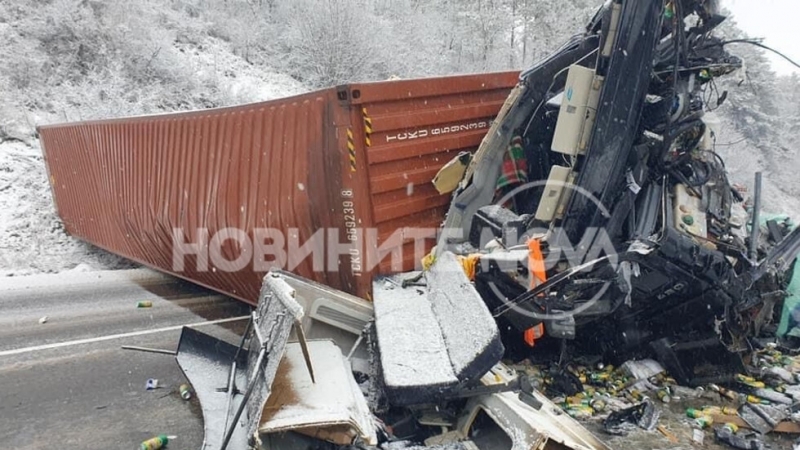 Тежка катастрофа затвори пътя София Варна край Омуртаг съобщават от полицията