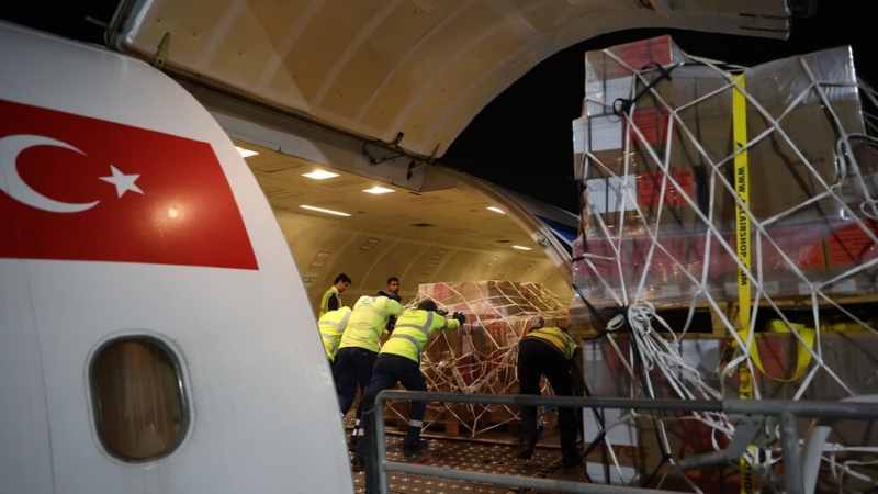 Пет самолета с хуманитарна помощ изпраща Гърция за Турция чрез
