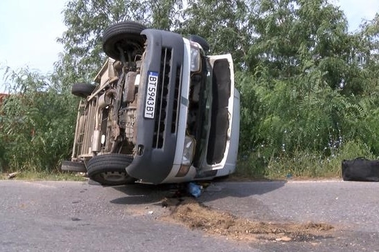 Камион с дървени трупи се е преобрънала снощи на АМ