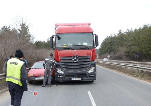 Верижна катастрофа между три ТИР а и Фолксваген затруднява трафика от