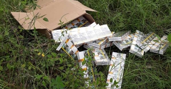 Мъж пренасящ голямо количество нелегални цигари опитал да избяга от